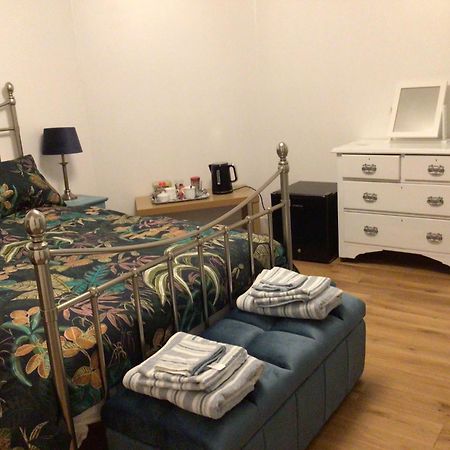 Ocean Waves Bed & Breakfast Gorleston-On-Sea Bagian luar foto