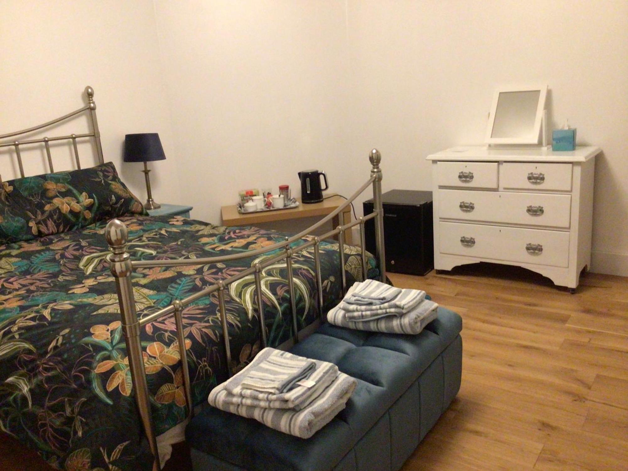 Ocean Waves Bed & Breakfast Gorleston-On-Sea Bagian luar foto